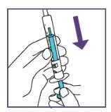 Una mano tiene una siringa con liquido azzurro mentre una freccia viola indica il movimento di pressione verso il basso per l'iniezione