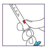 Una mano impugna una siringa graduata con un indicatore rosso e un dito preme il pistone per spingere il liquido attraverso l'ago blu