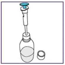 Siringa con pistone blu inserita nel collo di un flacone di vetro contenente un liquido trasparente con tappo rimosso accanto