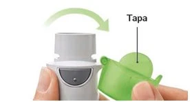 Hands removing a transparent green cap labeled 'Tapa' from a cylindrical light gray medical device