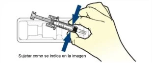 Una mano impugna una siringa preriempita all'interno di un contenitore, seguendo la direzione indicata da due frecce blu inclinate