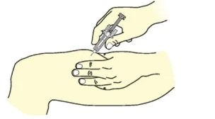 Una mano tiene una siringa e inserisce l'ago nella parte superiore della mano sostenuta dall'altra mano con le dita distese