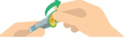 Una mano tiene una penna iniettiva mentre l'altra ruota il cappuccio superiore verso l'alto indicato da una freccia verde curva