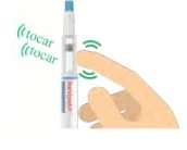 Una mano tocca lateralmente una penna iniettore medica con il dito indice mentre la parola tocar appare ripetuta in verde a sinistra