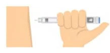 Una mano impugna una penna iniettore orizzontalmente per avvicinare l'ago alla pelle della parte superiore del braccio
