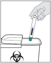 Una mano tiene una penna iniettore verticale per inserirla in un contenitore per rifiuti biologici con simbolo di rischio biologico