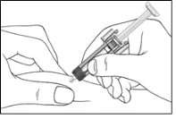 Due mani tengono una siringa con ago per iniettare un farmaco sotto la pelle di un dito o di un arto in un disegno tecnico in bianco e nero
