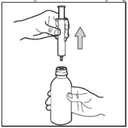 Una mano tiene una penna iniettiva che viene mossa verso l'alto con una freccia, mentre l'altra mano sostiene un flacone di vetro