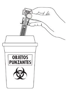 Una mano inserisce una siringa usata in un contenitore per oggetti punzanti con simbolo di rischio biologico