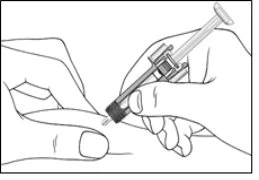 Due mani impugnano una siringa per iniettare il contenuto attraverso la pelle di un dito in un disegno tecnico in bianco e nero