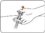 Una mano preme il pistone di una siringa verso il basso con una freccia rossa che indica la direzione del movimento verso l'alto