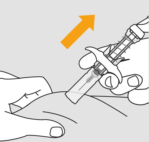 Dibujo en blanco y negro de una mano que sostiene una jeringa sobre una superficie cutánea con una flecha naranja dirigida hacia la entrada de la aguja.