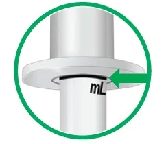 Szczegół białego naczynia cylindrycznego z oznaczeniem mL i zieloną strzałką wskazującą na czarną linię pomiarową