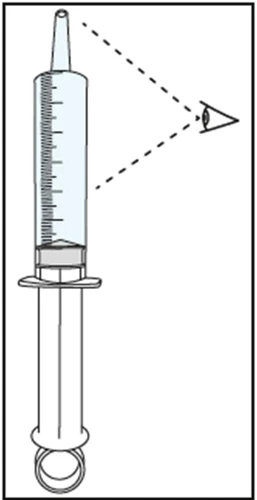 Disegno tecnico di una siringa trasparente con scala graduata e un occhio che osserva il livello del liquido nel cilindro tramite linee tratteggiate