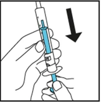 Una mano impugna una siringa con liquido azzurro mentre l'altra preme il pistone verso il basso seguendo la direzione di una freccia nera