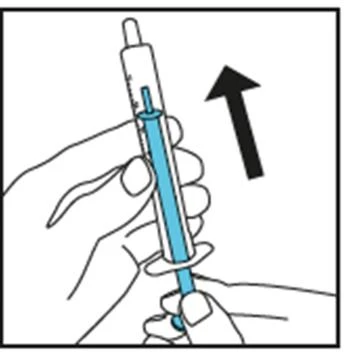 Una mano tiene una siringa con liquido blu mentre una freccia nera indica il movimento verso l'alto per l'iniezione