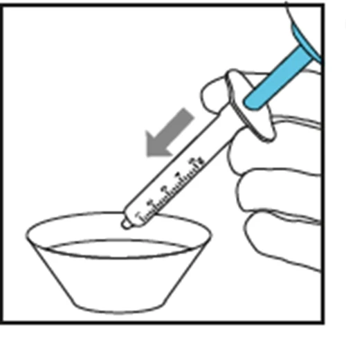 Una mano tiene una siringa inclinata con una freccia grigia che indica il movimento verso una ciotola contenente un liquido chiaro
