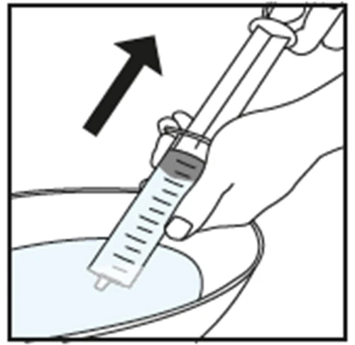 Una mano impugna una siringa per aspirare il liquido da un contenitore circolare con una freccia nera che indica il movimento verso l'alto