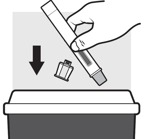 Una mano tiene una penna iniettiva inclinata mentre un cappuccio si stacca verso il basso sopra un contenitore per lo smaltimento dei rifiuti