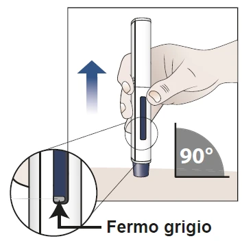 Una mano impugna una penna iniettiva verticale a 90 gradi su una superficie con un dettaglio ingrandito che indica il fermo grigio