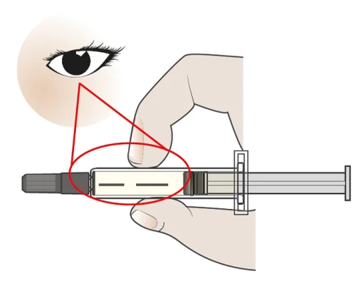 Illustrazione medica che mostra una mano che tiene una siringa con un cerchio rosso che evidenzia il corpo della siringa e una linea verso un occhio