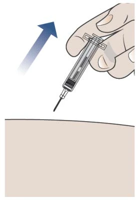 Una mano guantata tiene una siringa con ago puntato verso la pelle con una freccia blu che indica il movimento di estrazione verso l'alto