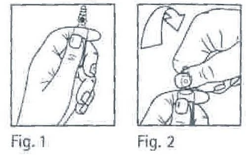 Disegno tecnico in due figure che mostra una mano che impugna una penna iniettore e una seconda mano che ne rimuove il cappuccio protettivo