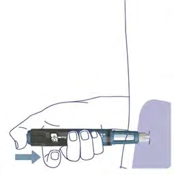 Рука держит инъекционную ручку синего и чёрного цвета, прикладывая её к коже руки для введения препарата