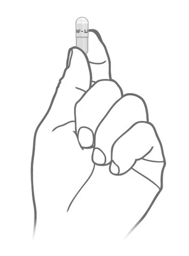Una mano estilizada sostiene entre el pulgar y el índice una pastilla blanca de forma ovalada