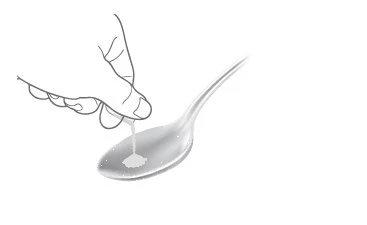 Una mano sostiene una cucharilla metálica inclinada mientras vierte un líquido blanco y espeso sobre la superficie cóncava del utensilio