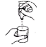 Disegno in bianco e nero che mostra una mano che versa del liquido da una fiala in un piccolo bicchiere tenuto dall'altra mano