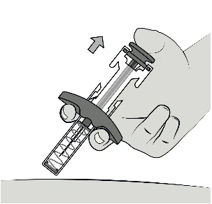 Una mano impugna una siringa con un pistone e una freccia che indica il movimento verso l'alto per l'attivazione del dispositivo medico