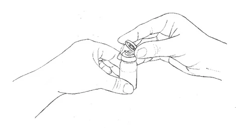Due mani che tengono e aprono con attenzione il tappo di un flaconcino medico per la preparazione del farmaco