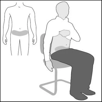 Disegno schematico di un uomo seduto su una sedia e un corpo stilizzato con l'area addominale evidenziata in grigio per indicare la zona di applicazione
