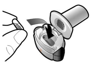 Disegno tecnico di un dispositivo medico con un cappuccio rimosso e una mano che impugna la base dell'inalatore per l'uso