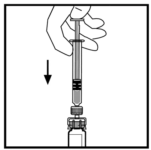 Una mano tiene una siringa con l'ago rivolto verso il basso per aspirare il liquido da un flaconcino di vetro indicato da una freccia nera