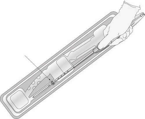 Disegno tecnico di una mano guantata che estrae una siringa con ago da un blister di plastica trasparente con bordi arrotondati