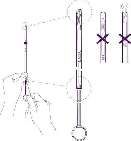 Schema tecnico di un dispositivo medico con mani che lo impugnano e dettagli ingranditi della punta e della parte superiore con segni di divieto