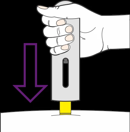 Una mano impugna un dispositivo medico grigio e giallo che viene spinto verso il basso su una superficie bianca indicata da una freccia viola
