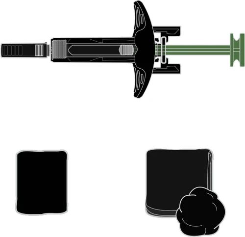 Dispositivo medico a forma di penna con corpo nero e pistone verde accanto a due salviette scure e un batuffolo di cotone bianco