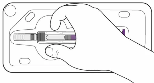Una mano tiene una penna iniettore con dita che stringono il corpo centrale sopra una base di plastica bianca con dettagli viola