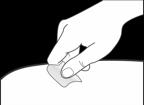 Una mano applica un cerotto adesivo quadrato sulla superficie della pelle di un corpo umano su sfondo nero