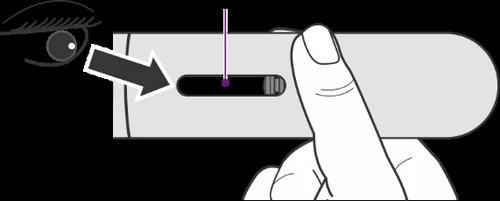 Disegno in bianco e nero di una mano che tiene un dispositivo medico con una freccia che indica una piccola finestra ovale scura