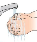Due mani aperte sotto un rubinetto mentre l'acqua scorre tra le dita per lavarle accuratamente