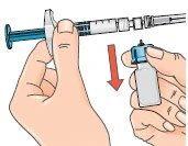 Due mani preparano una siringa con ago e liquido, mentre una freccia rossa indica il movimento verso un piccolo flacone di medicinale