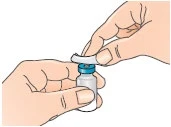 Due mani tengono un piccolo flaconcino di vetro con tappo blu mentre una mano solleva delicatamente la protezione in plastica bianca del contenitore