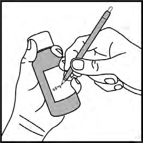 Due mani tengono un flacone medico mentre una mano utilizza una penna per scrivere o segnare qualcosa sull'etichetta bianca del contenitore