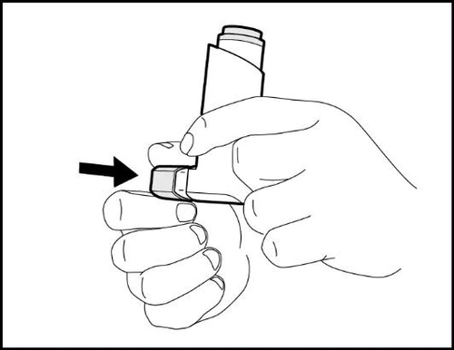 Disegno in bianco e nero di due mani che impugnano un dispositivo medico cilindrico con una freccia nera che indica la parte frontale
