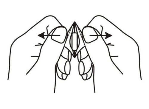 Schematic drawing of two hands holding a central medical device with black arrows indicating an opening motion outward
