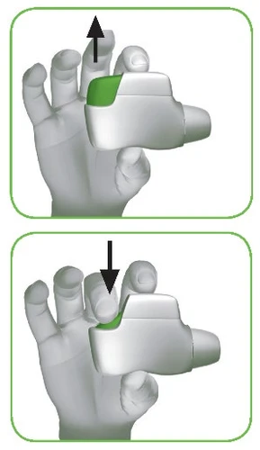 Dos ilustraciones muestran una mano que sostiene un dispositivo médico blanco con una parte verde, con flechas negras que indican movimientos hacia el